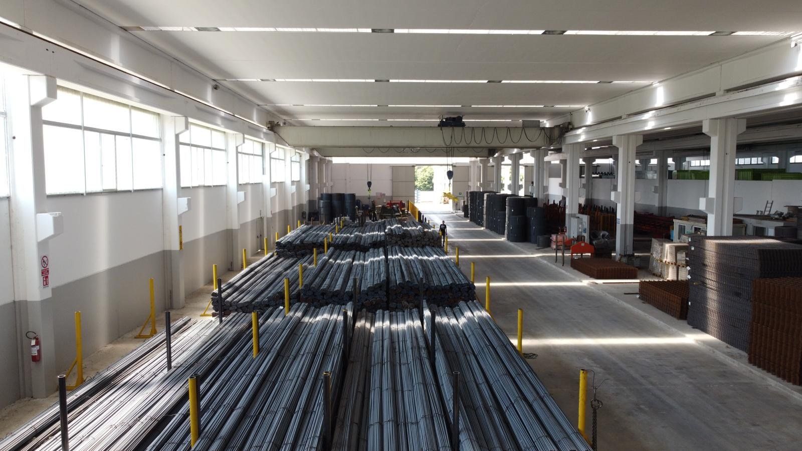 deposito barre in ferro dell'azienda
