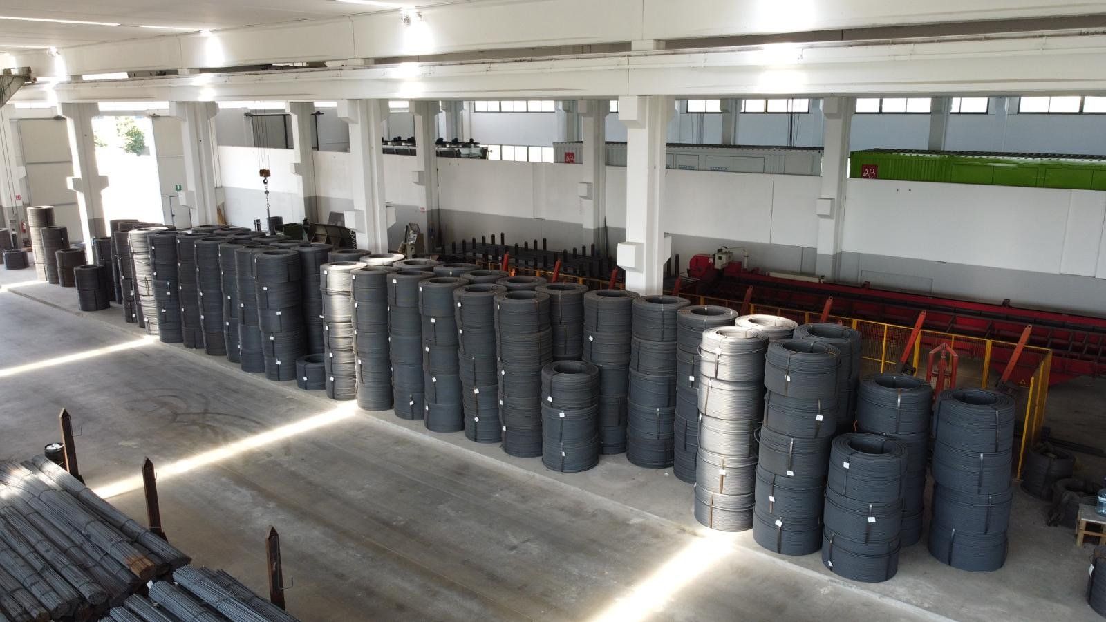 magazzino con rotoli in ferro