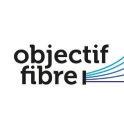 Un logo pour objectif fibre avec une bande bleue et violette sur fond blanc.