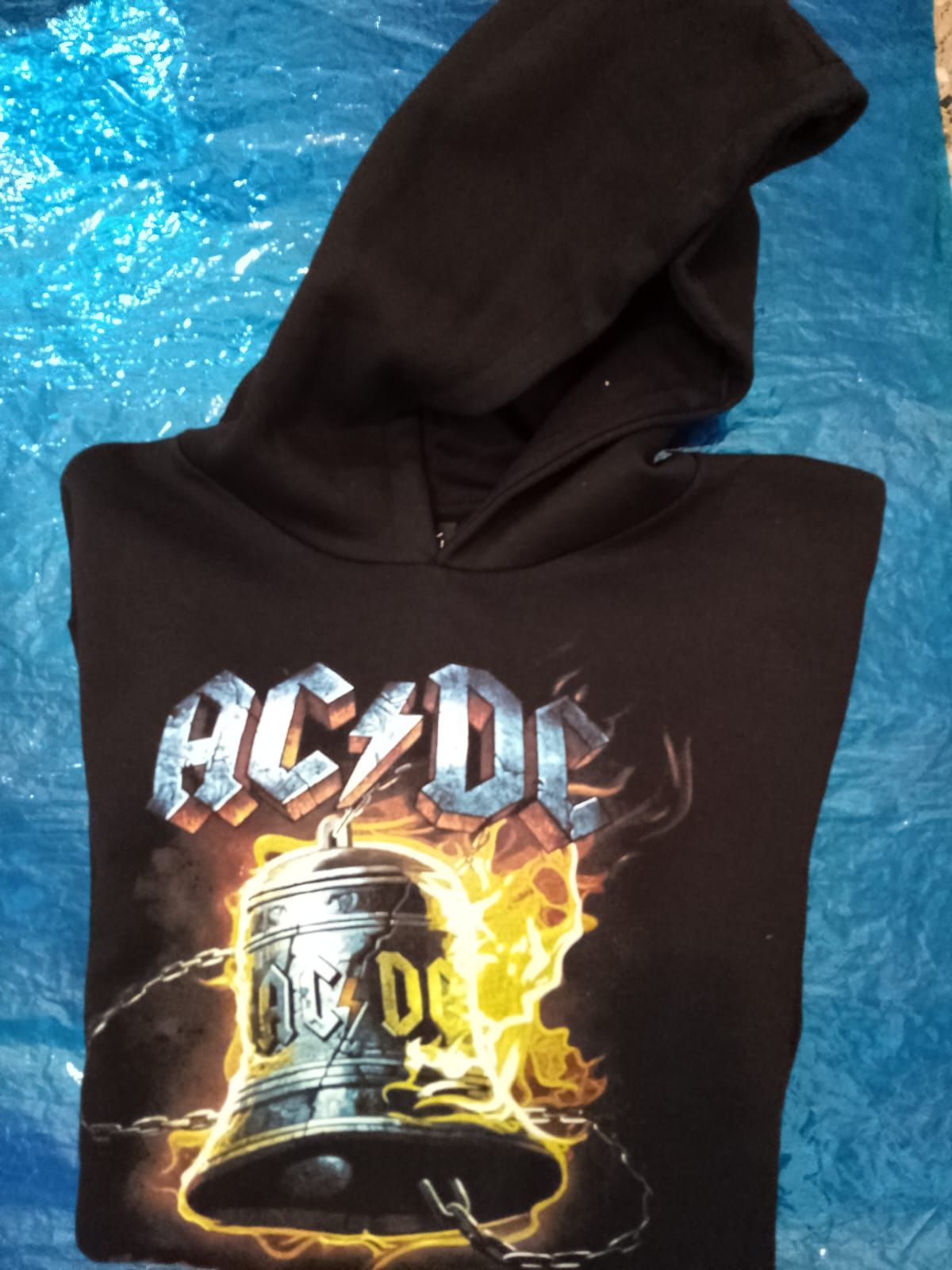 Sudadera con capucha negra con un gran gráfico de AC/DC y una campana iluminada en la parte delantera