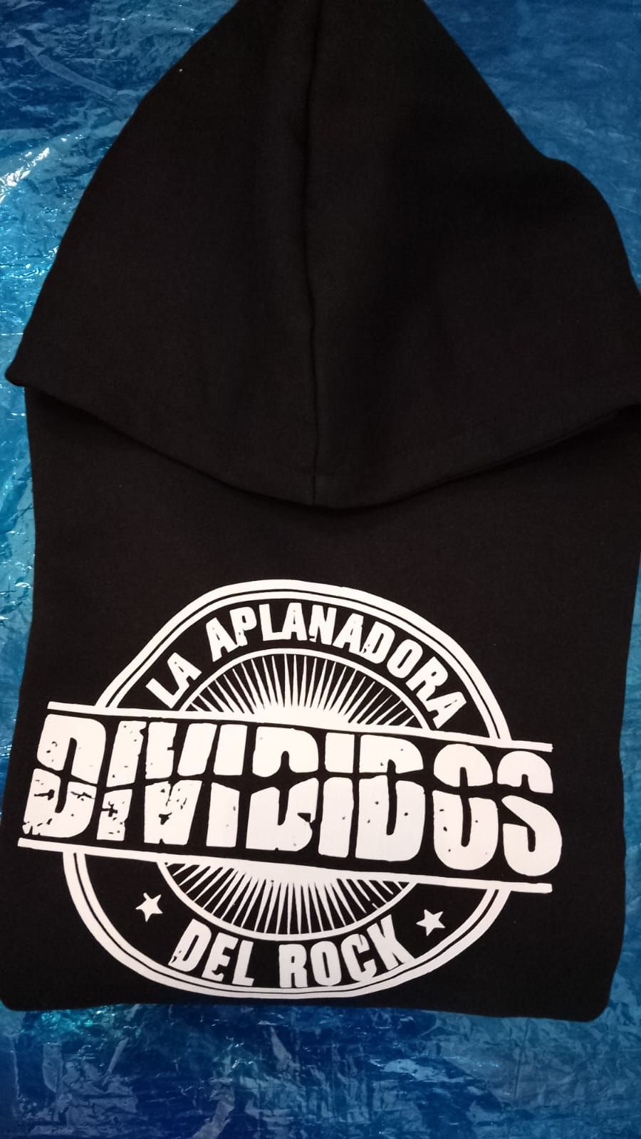 Sudadera negra con capucha y el logo blanco de la banda de rock “Divididos” en la espalda.