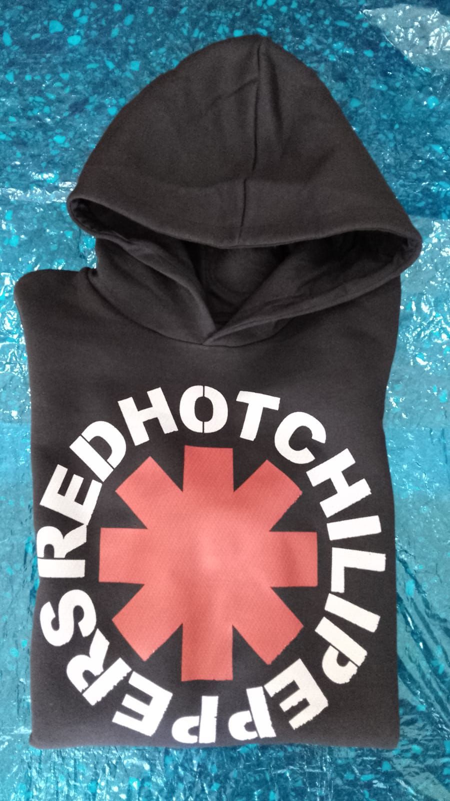 Sudadera negra sin mangas con el logo de Red Hot Chili Peppers en la parte delantera