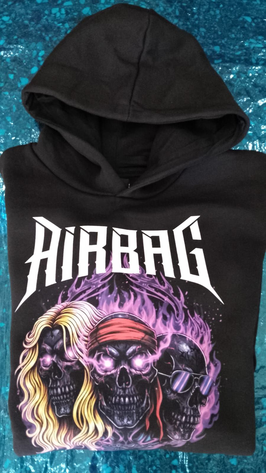 Sudadera con capucha negra con el texto 