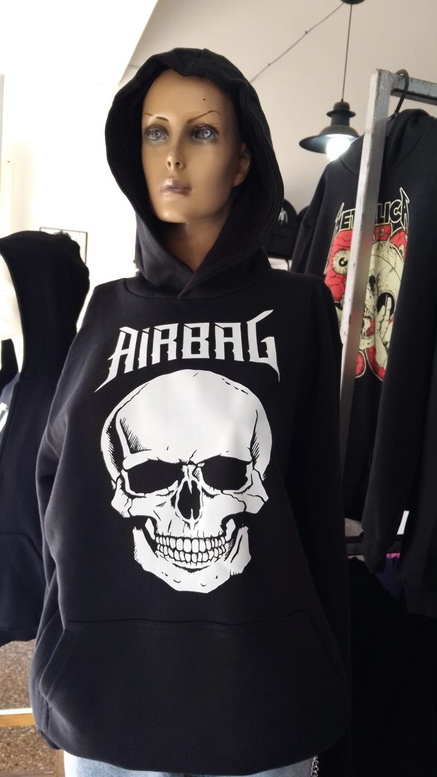 Sudadera negra con la palabra 