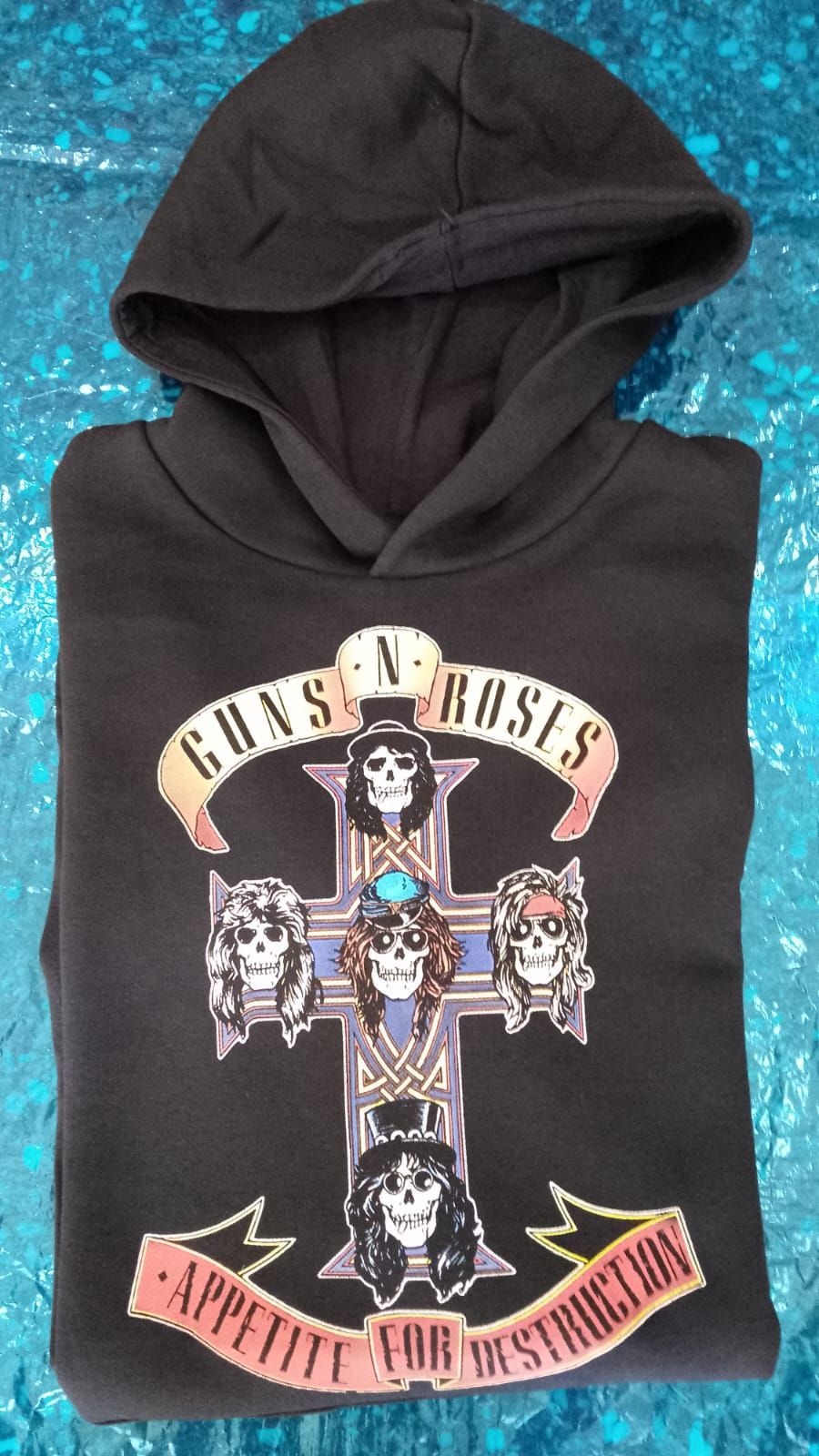 Sudadera negra con capucha, estampado de Guns N' Roses y la frase 
