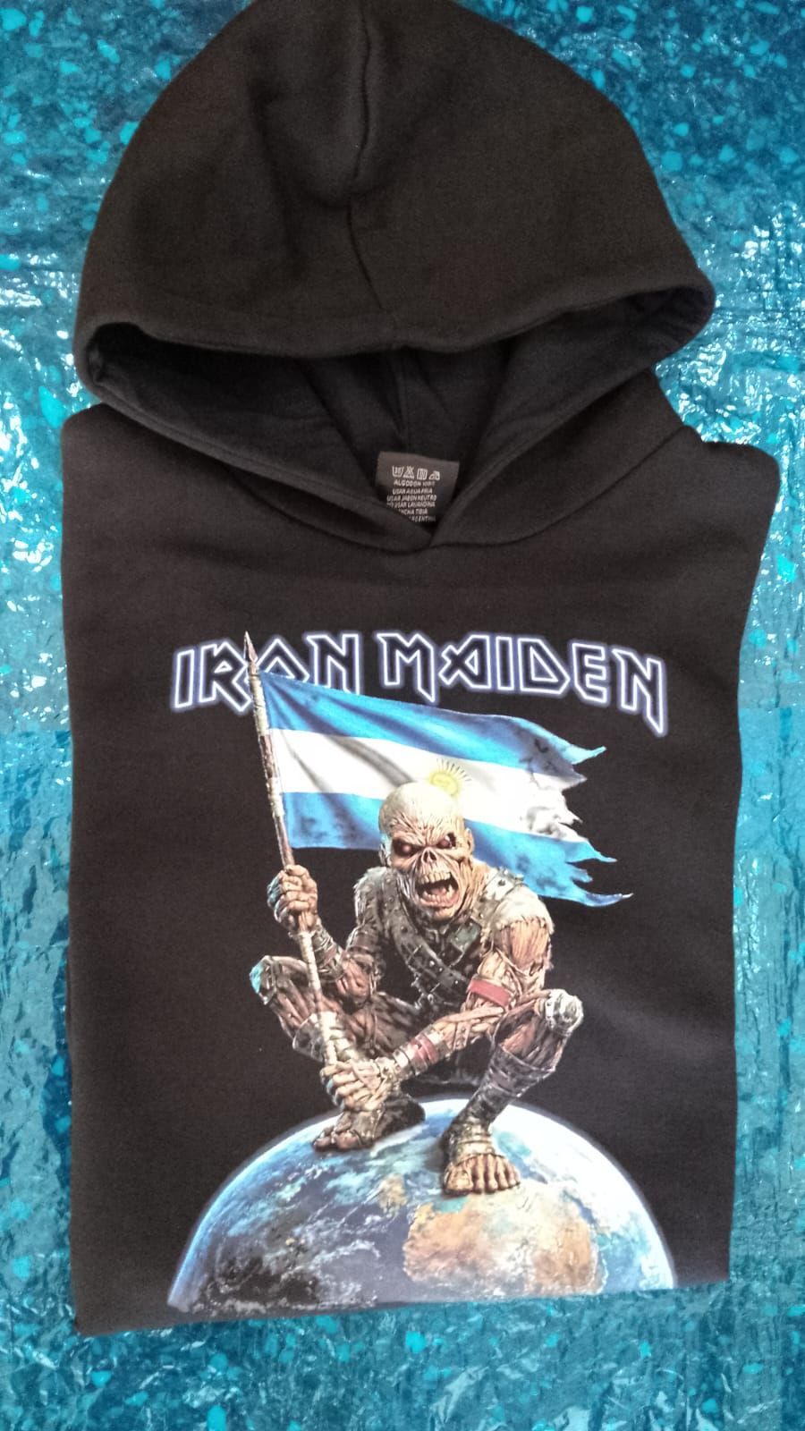 Sudadera negra con capucha de Iron Maiden con gráfico de figura esquelética en la parte delantera
