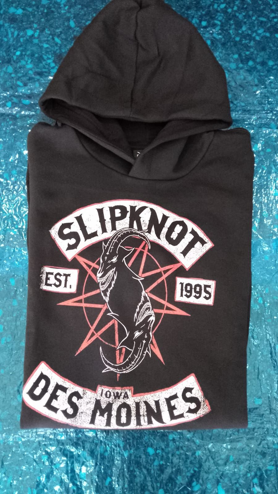 Sudadera negra con capucha de Slipknot con gráfico rojo y texto 