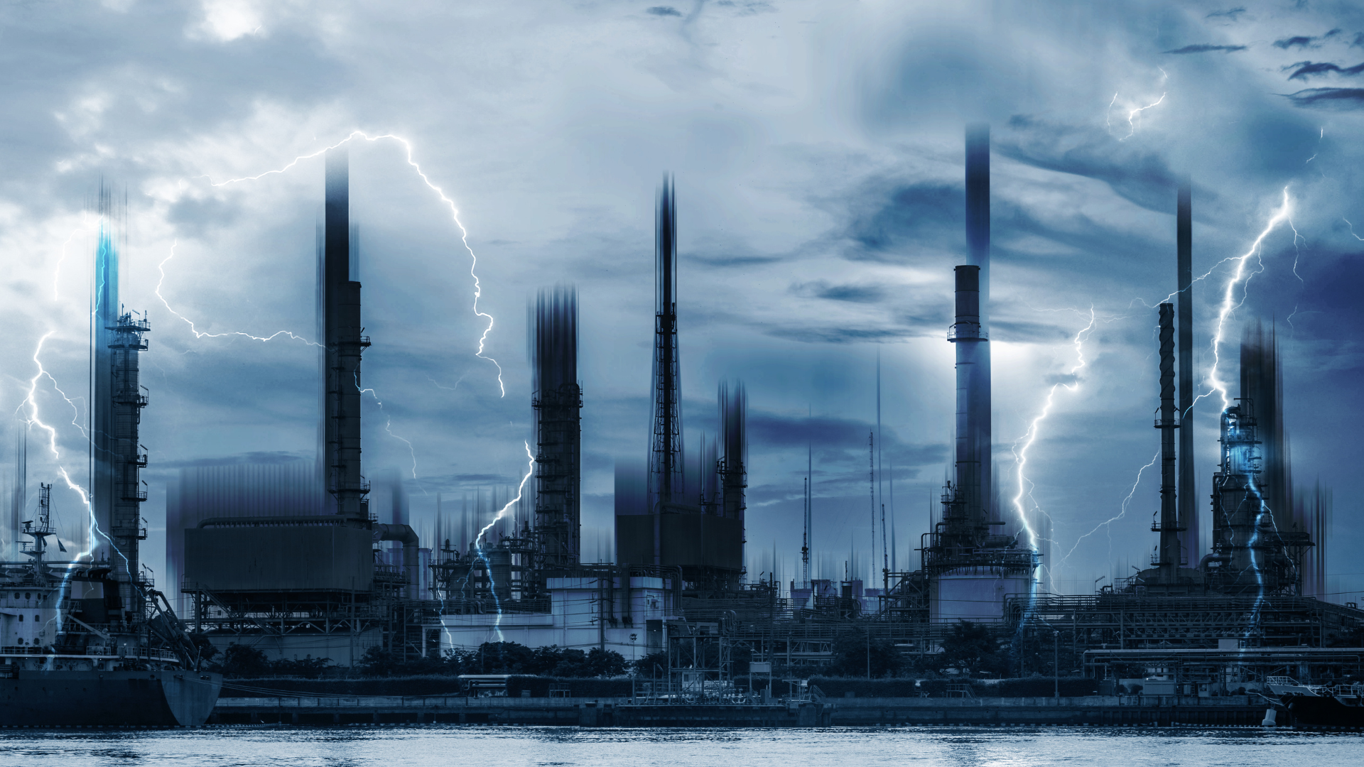 Fulmini su una centrale elettrica, simbolo del viaggio dell’energia fino a casa