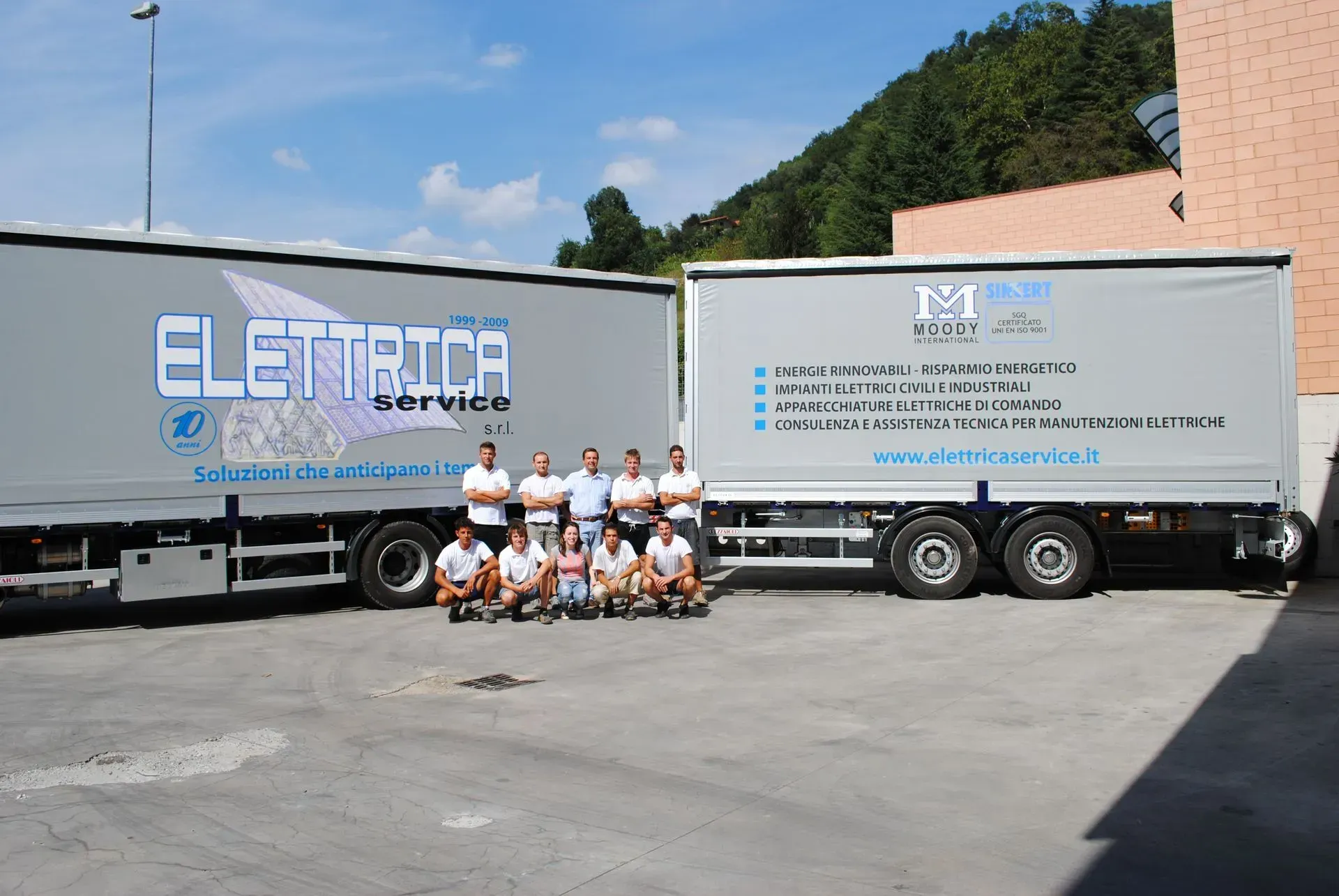 Il team di Elettrica Service davanti ai mezzi aziendali a Presezzo.