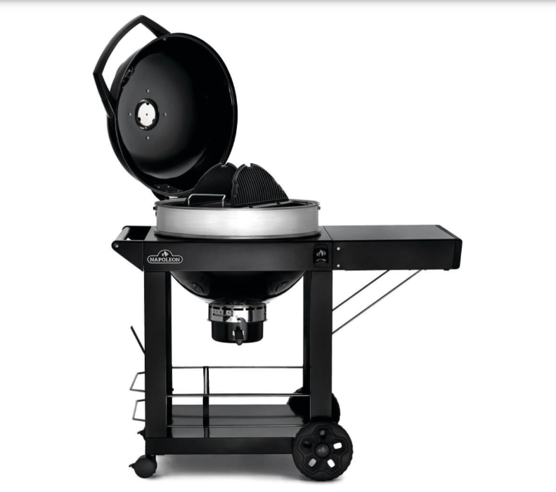 Barbecue a carbone Napoleon nero con coperchio aperto su carrello nero.