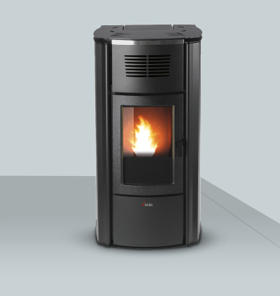 Stufa a pellet nera con sportello in vetro che mostra una fiamma, posizionata in un angolo.