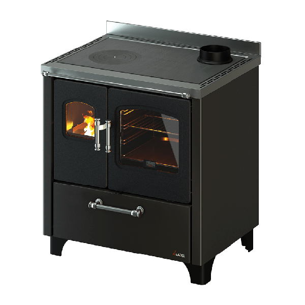 Stufa a legna nera con sportello del forno in vetro, fuoco acceso e superficie di cottura.