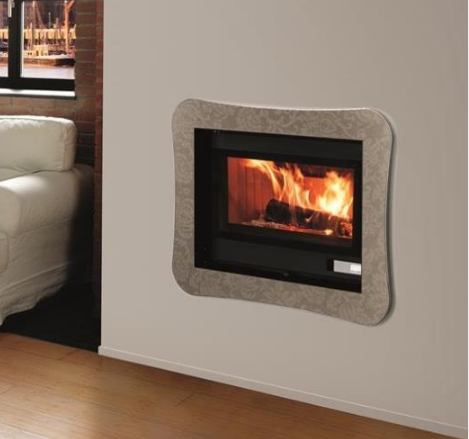 Camino incastonato in una parete beige, con fiamme e bordo effetto pietra. Ambiente moderno per il soggiorno.