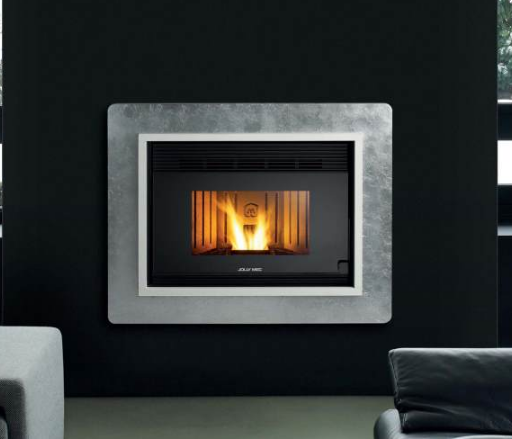 Caminetto moderno incassato in una parete scura, con finiture argentate e fiamma accesa.