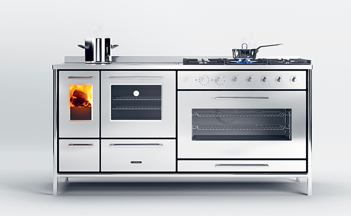 Cucina in acciaio inox con forno, piano cottura e cassetti portaoggetti.