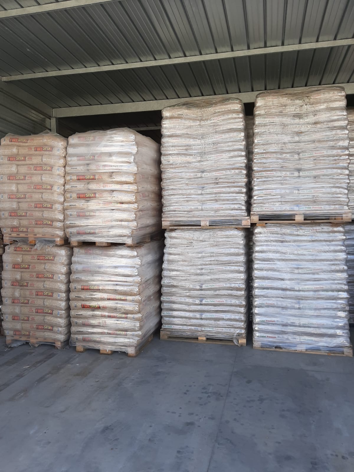 Un magazzino pieno di pile di sacchi e pallet