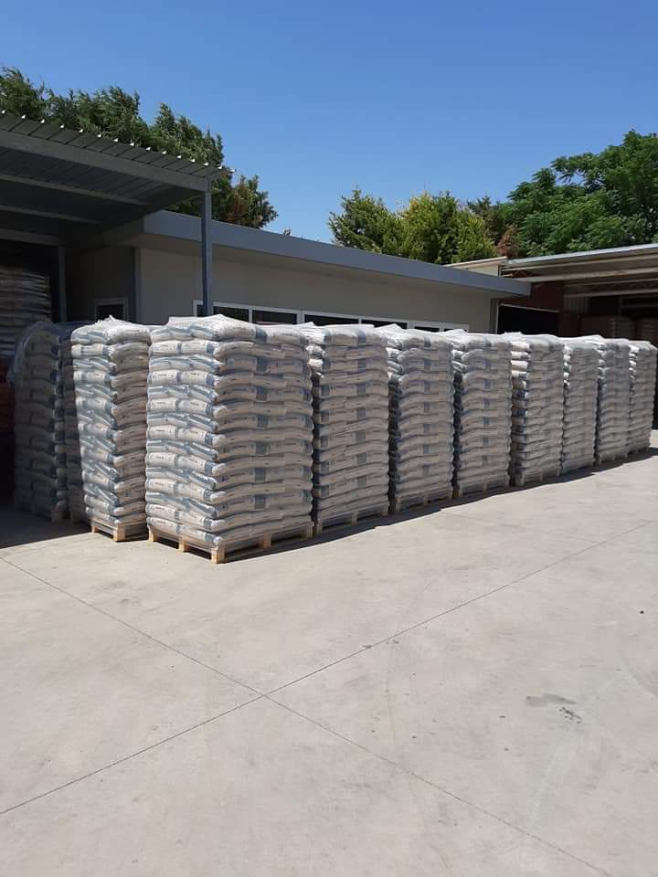 Un mucchio di borse sono impilate una sopra l'altra