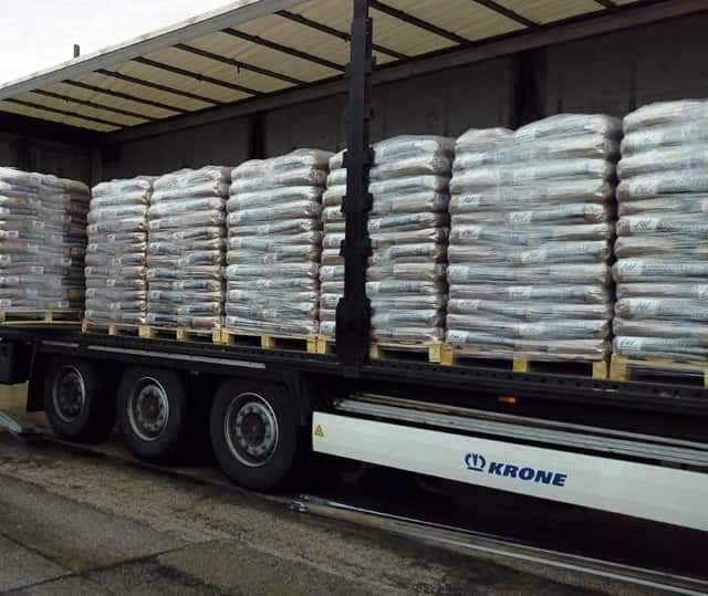 Un camion della corona è carico di molti sacchi