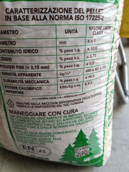 Primo piano di un sacco di pellet con specifiche tecniche in italiano, tra cui diametro, contenuto di umidità e contenuto di ceneri.