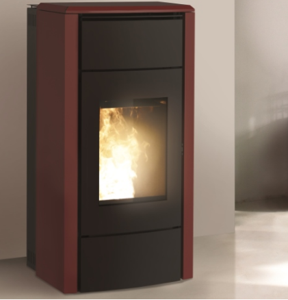 Stufa a pellet rossa e nera con sportello in vetro che mostra le fiamme.