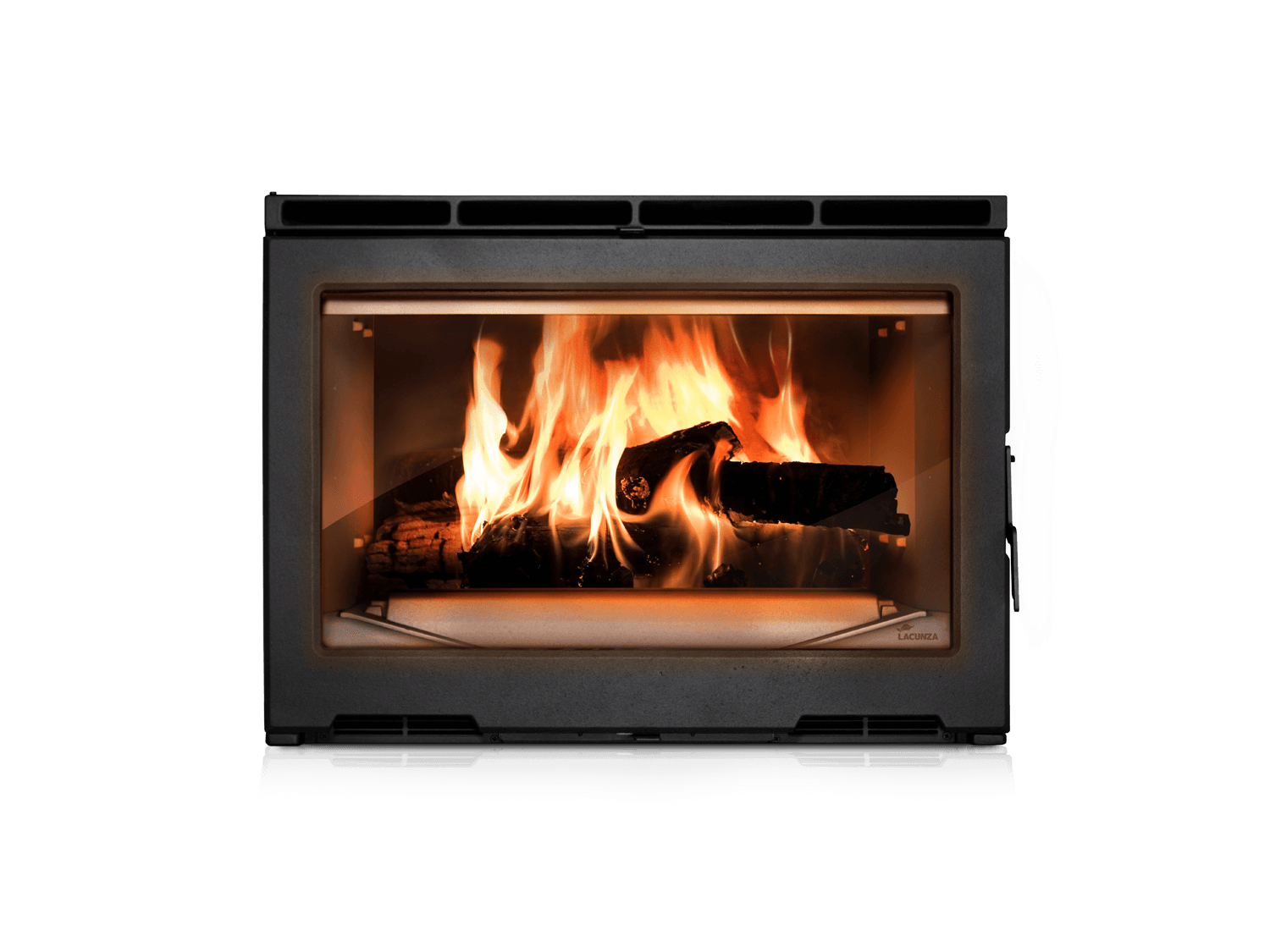 Camino con ceppi ardenti e fiamme che brillano intensamente.