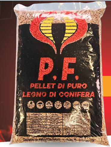 Sacco di pellet di legno, etichetta scura con logo rosso e giallo, sul testo è scritto 