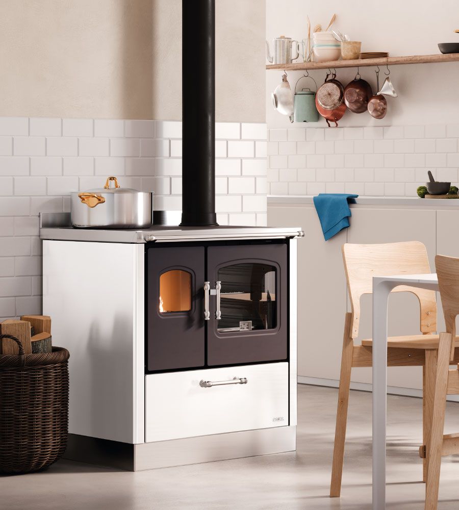 Una stufa a legna con canna fumaria nera. Sono presenti i colori bianco e marrone.