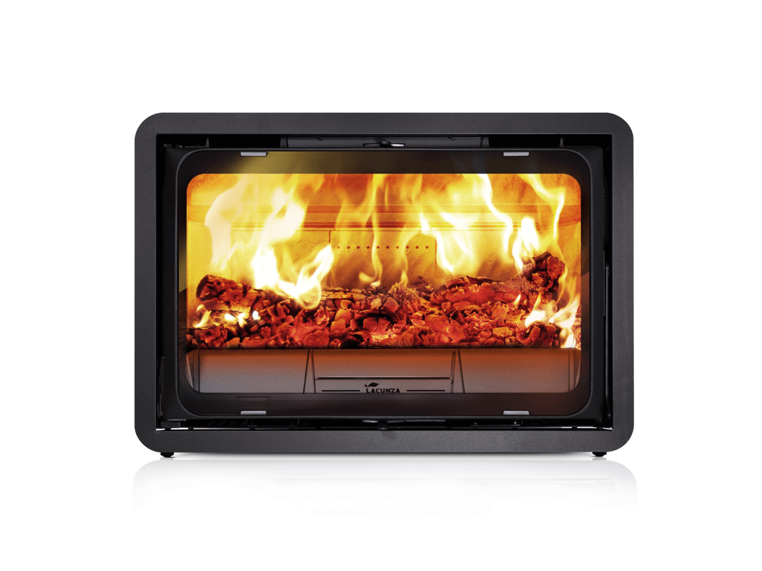 Un camino nero con legna ardente e fiamme di un arancione brillante.