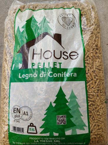 Sacco di pellet di legno House Pellet; etichetta verde, grafica marrone della casa, testo 