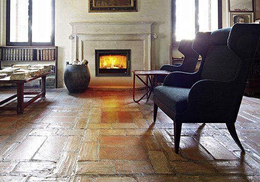 camino a legna a incastro con inserti classici