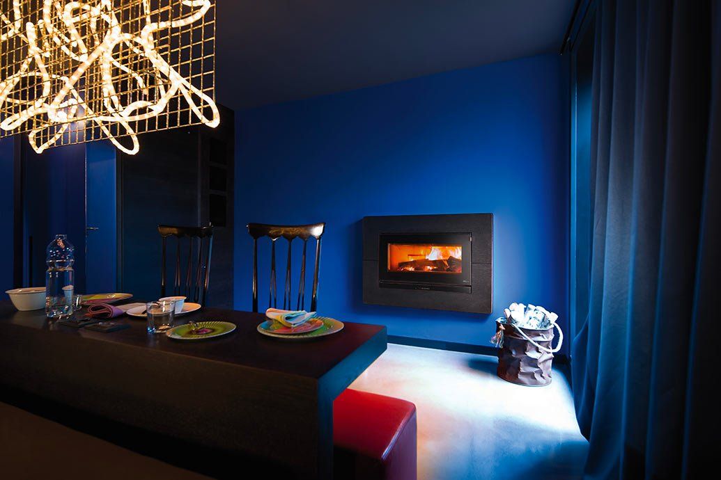 termocamino in living room moderno