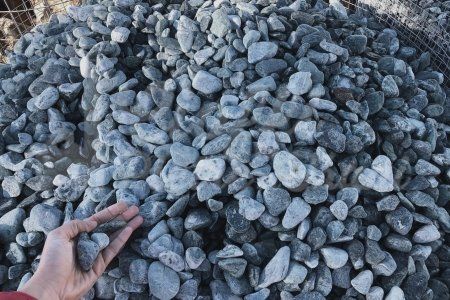 Una manciata di ghiaia grigia da giardino.