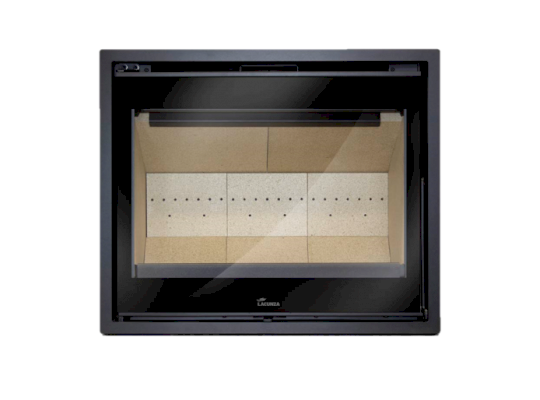 Inserto per camino nero con porta in vetro. L'interno presenta mattoni refrattari beige e una griglia metallica.