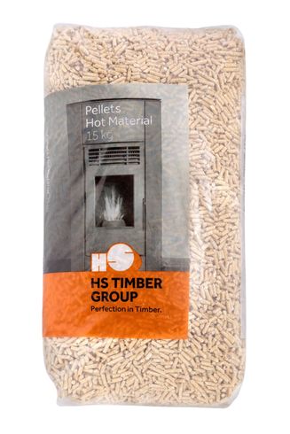 Sacco di pellet di legno, marchio HS Timber Group. Etichetta arancione e grigia, pellet marrone chiaro.