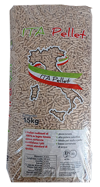 Un sacco di pellet di legno con una mappa dell'Italia sopra.