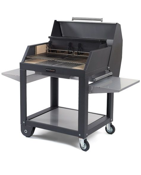 Griglia a carbone su carrello in metallo nero con ripiani laterali e ruote.