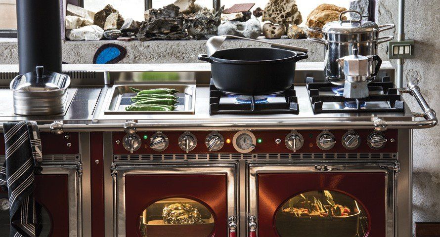 cucina in acciaio con stufa a legna