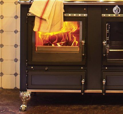 caminetto a legna in una cucina