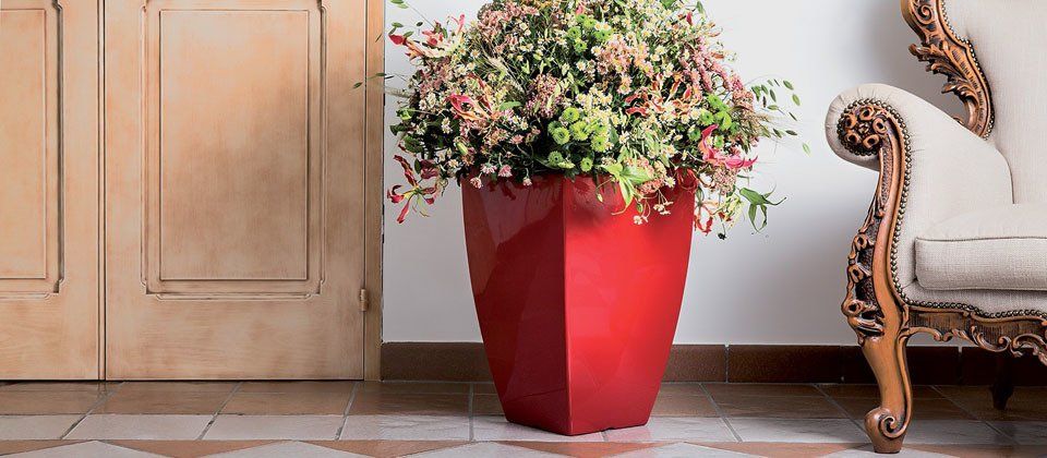 Vaso rosso con fiori