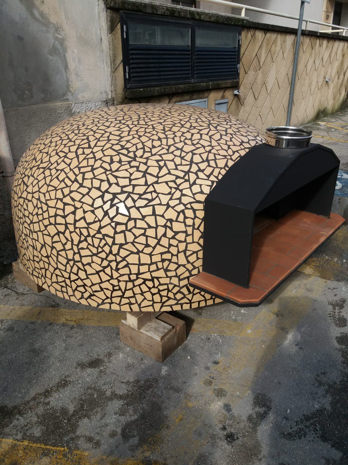 forno per pizze con mosaico beige