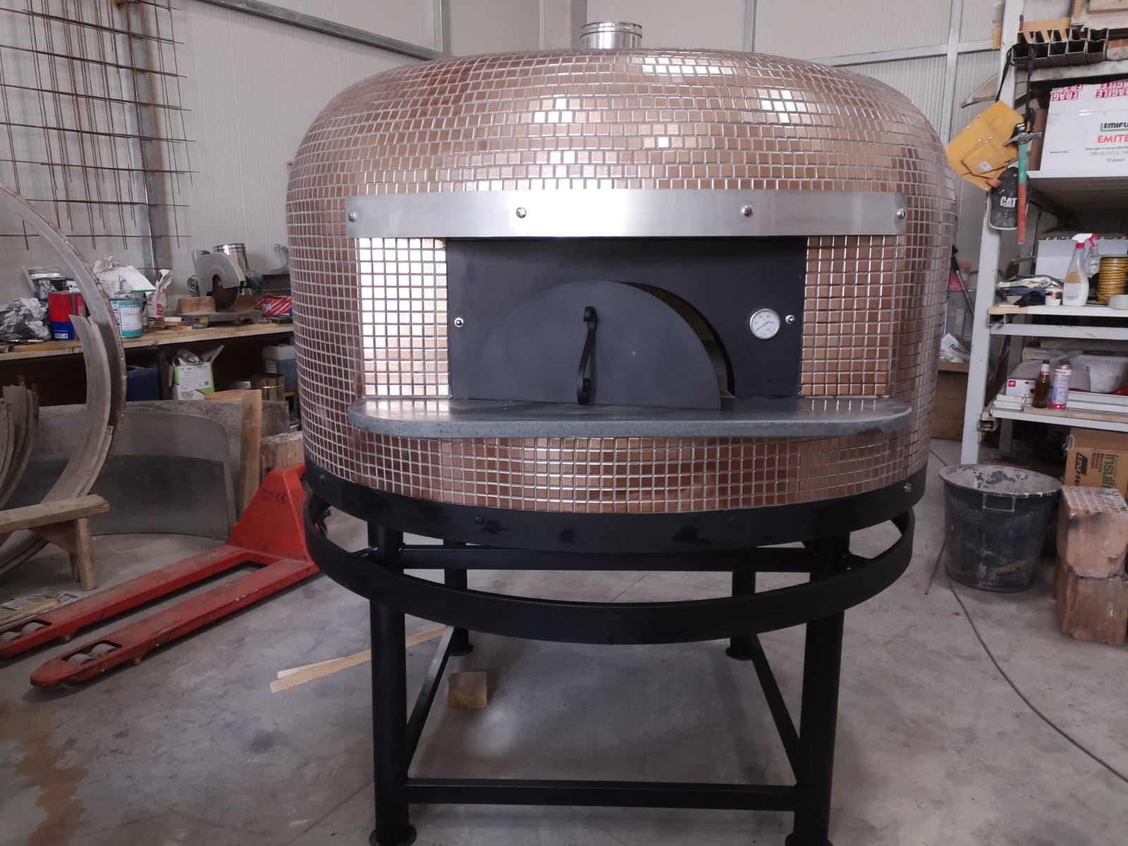 forno per pizze con mosaico in rame