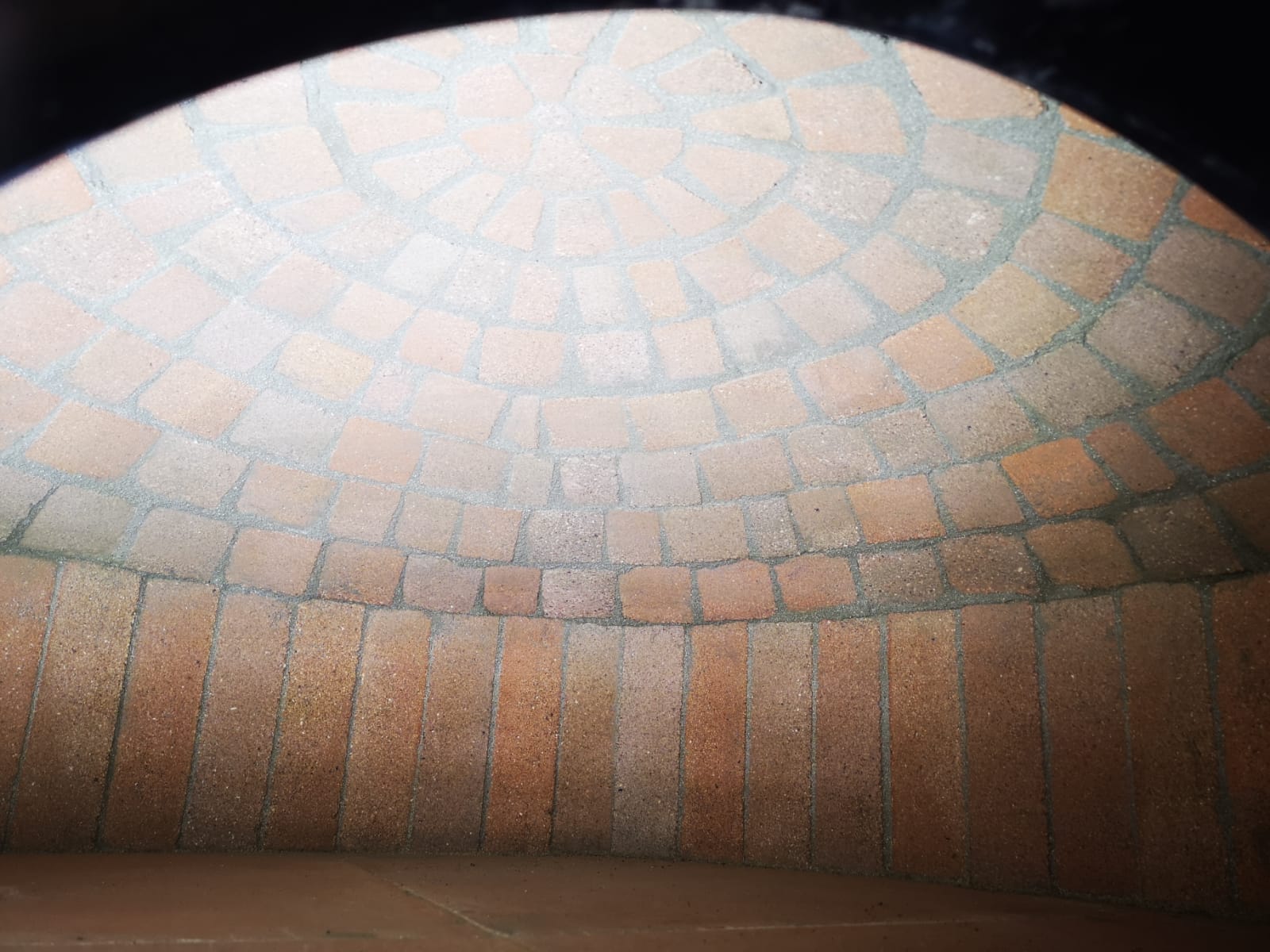 interno di un forno per pizze