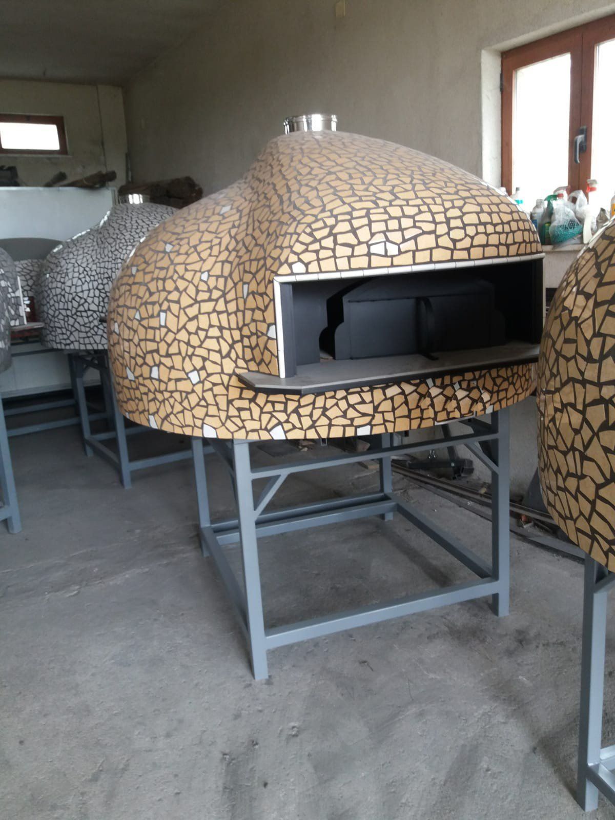 forno per pizze con rivestimento a mosaico