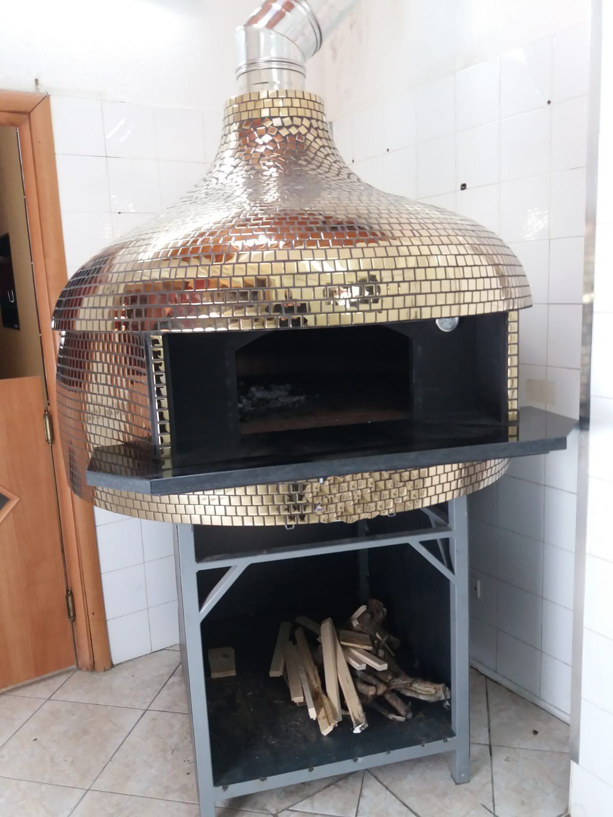 forno per pizza con mosaico