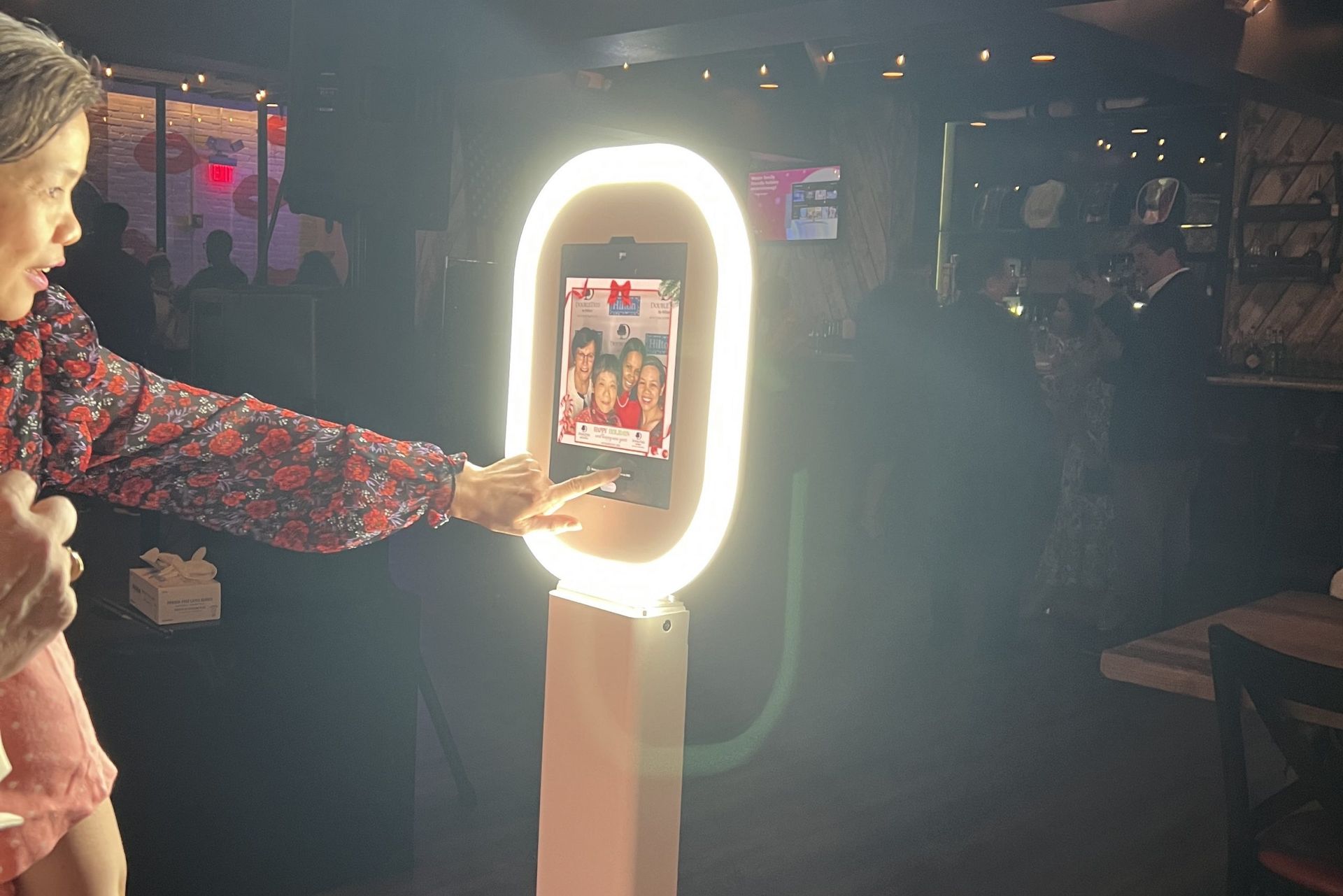 Washington DC conference attendee uses IS Selfie booth.