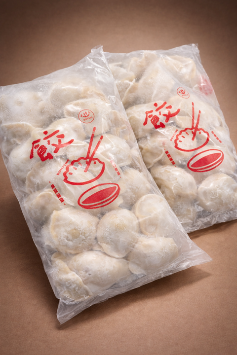 兩個裝滿冷凍餃子的塑膠袋,每個袋子上都有紅色的中文文字和插圖。
