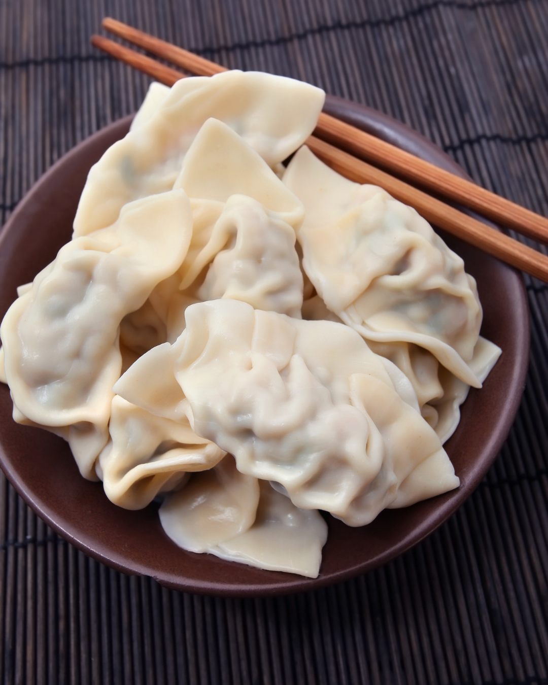 冬至、元宵不只吃湯圓！北方人都在做的「吃水餃換元寶」，讓你好運飽足一整年
每到冬至或元宵，大家的直覺反應就是「吃湯圓」。但在北方傳統習俗中，有一句俗諺說：「冬至餃子夏至麵」，水餃才是節慶餐桌上的真正主