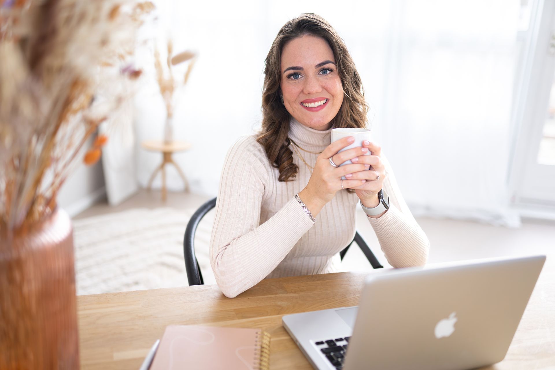 Ondernemer werkt aan social media strategie op laptop – blog over social media uitbesteden voor onde