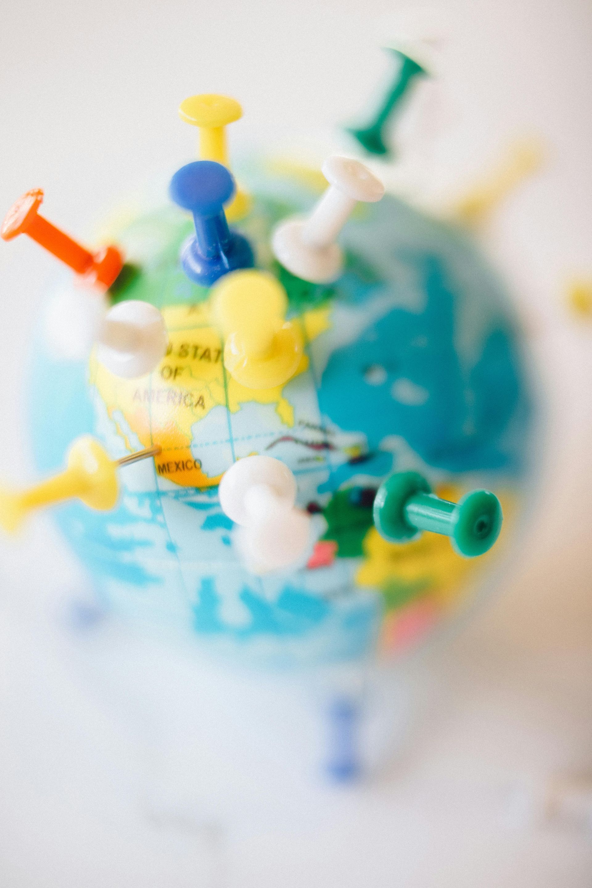 Wereldbol die symbool staan voor meer bereik op Instagram via de nieuwe kaartfunctie voor ondernemer