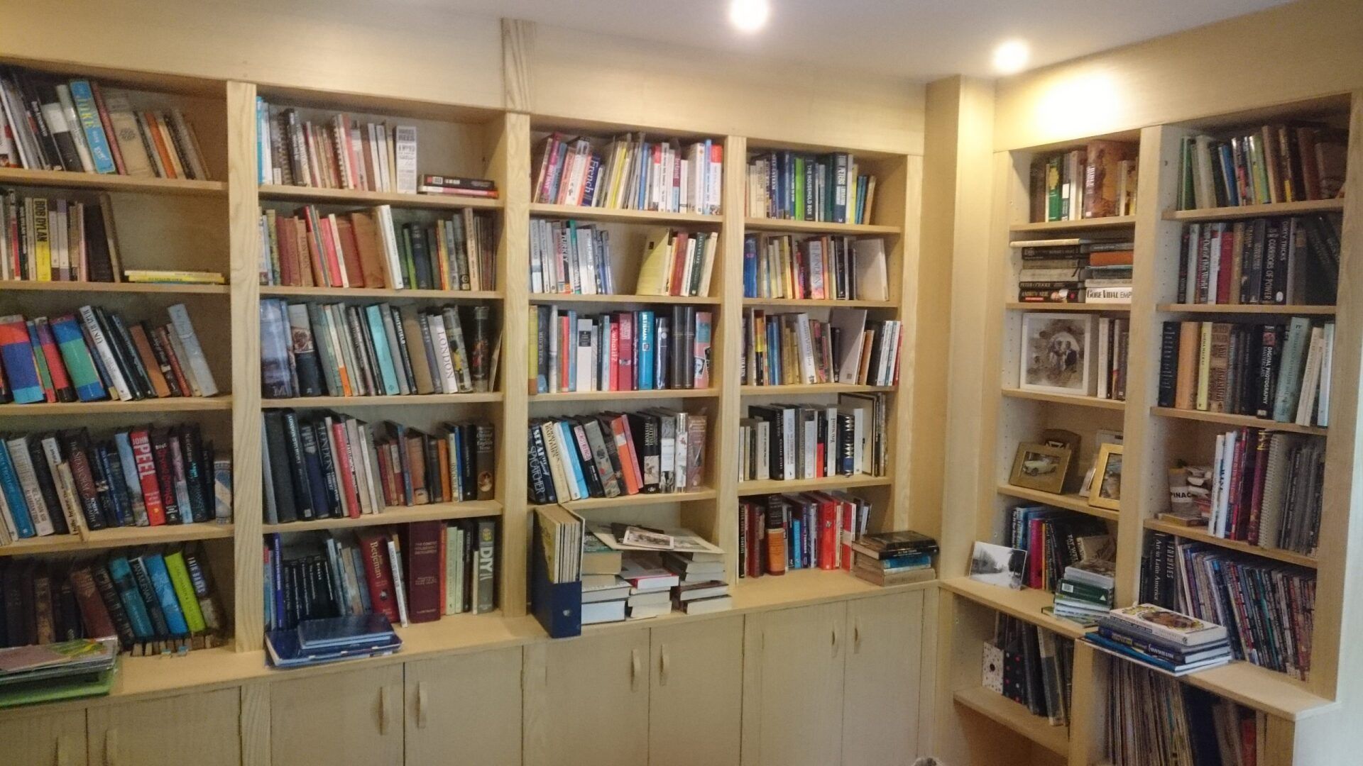 A library filled with lots of books on shelves and cabinets.